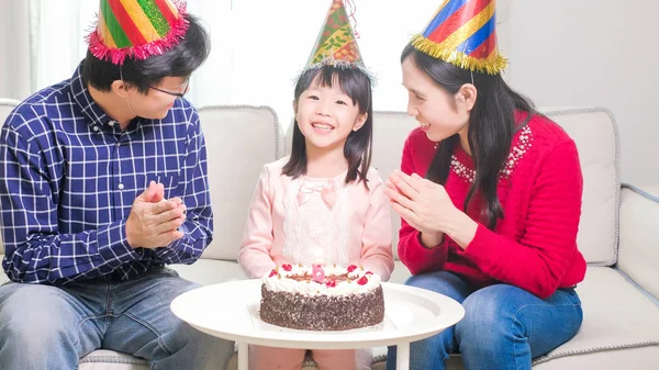 Gelukkig Gezin Met Verjaardagstaart Thuis — Stockfoto