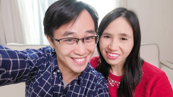 Couple Souriant Prendre Selfie Maison — Photo