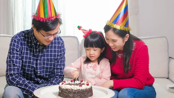 Família Feliz Com Bolo Aniversário Casa — Fotografia de Stock