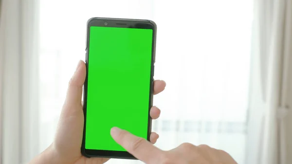 Жінка Мобільним Телефоном Зеленим Екраном Вдома — стокове фото