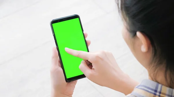 Vrouw Met Behulp Van Mobiele Telefoon Met Groen Scherm Thuis — Stockfoto