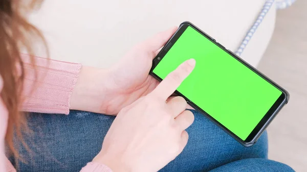 Mujer Con Teléfono Celular Con Pantalla Verde —  Fotos de Stock