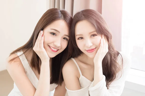 Duas Mulheres Beleza Sorrindo Para Você Casa — Fotografia de Stock