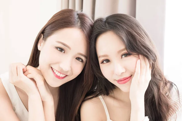 Duas Mulheres Beleza Sorrindo Para Você Casa — Fotografia de Stock