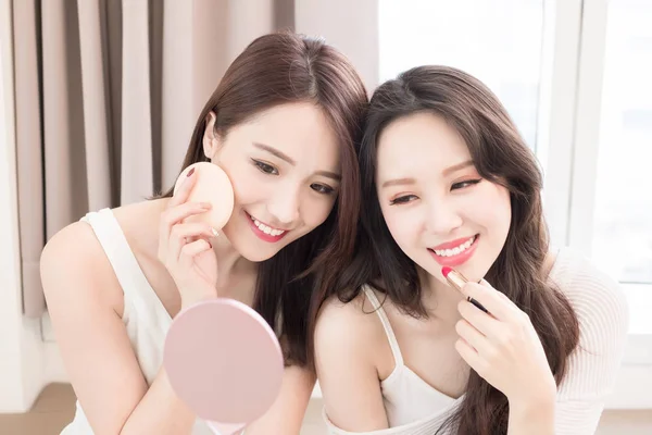 Dos Mujeres Belleza Con Hojaldre Lápiz Labial Habitación — Foto de Stock