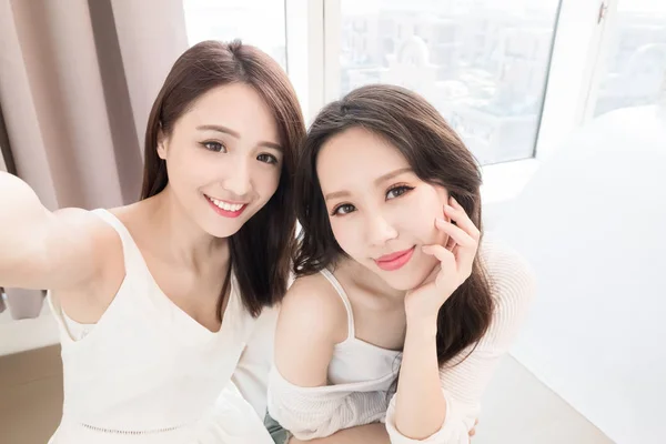 Deux Femmes Beauté Prenant Selfie Maison — Photo