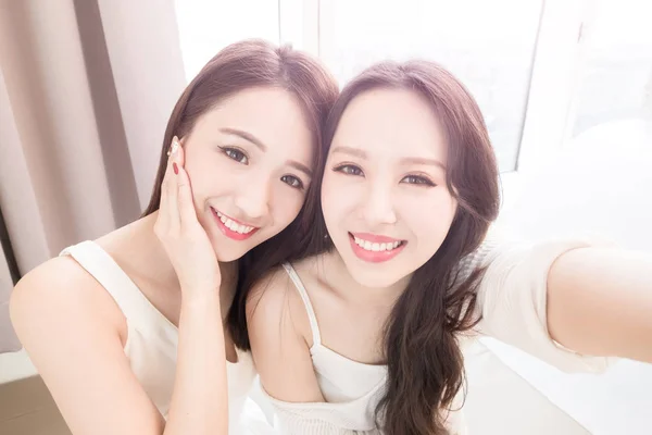 Dwie Kobiety Uroda Biorąc Selfie Domu — Zdjęcie stockowe