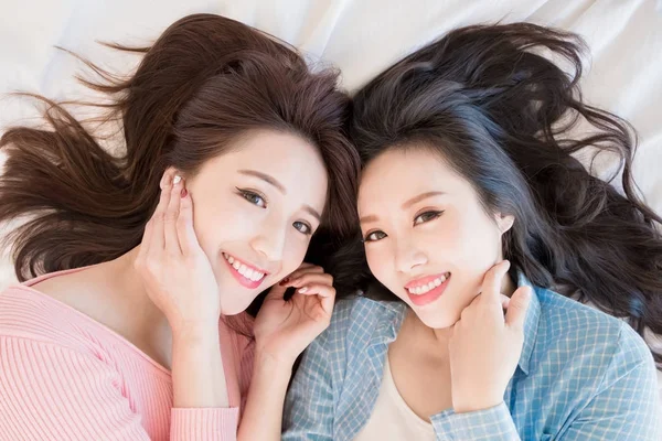 Twee Schoonheid Vrouwen Gelukkig Lachend Liggend Bed — Stockfoto