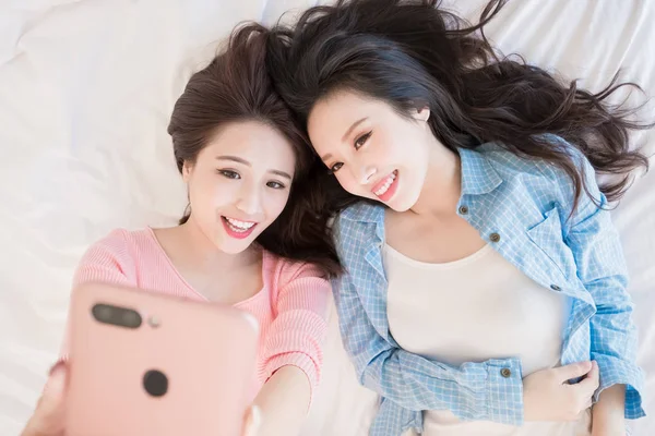 Twee Vrouwen Gelukkig Selfie Nemen Het Bed — Stockfoto