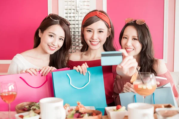 Donne Con Shopping Bag Carta Credito Nel Ristorante — Foto Stock