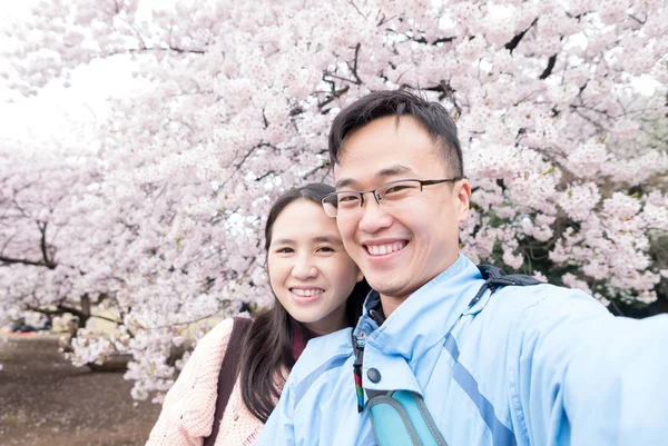 Pár Selfie Šťastně Třešňových Květů Parku — Stock fotografie