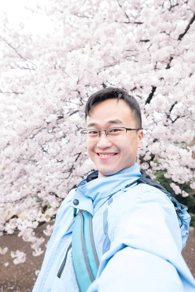 Mutlu Bir Şekilde Gülümseyerek Parkta Cherry Blossom Ile Alarak Selfie — Stok fotoğraf