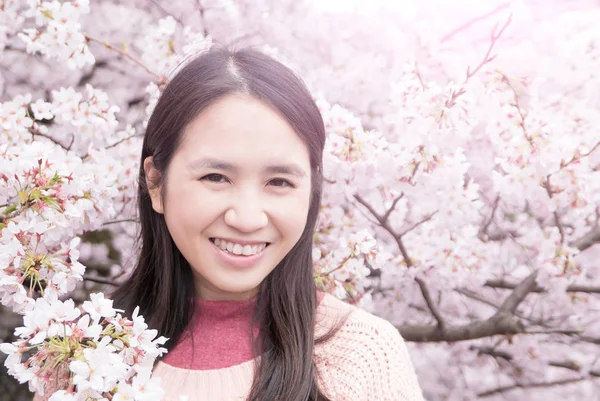 Donna Sorridente Felicemente Con Fiori Ciliegio Nel Parco — Foto Stock