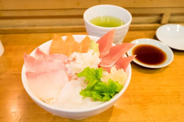 Nahaufnahme Von Frischem Sashimi Auf Dem Tisch — Stockfoto