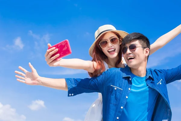 Çift Alarak Selfie Zemin Üzerine Mavi Gökyüzü Ile Mutlu — Stok fotoğraf