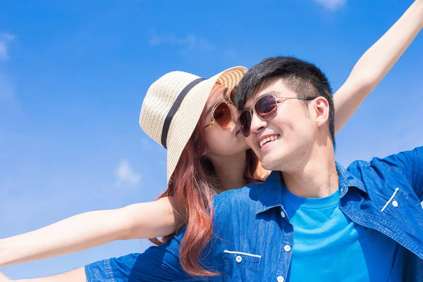 Paar Nemen Selfie Gelukkig Met Blauwe Lucht Achtergrond — Stockfoto