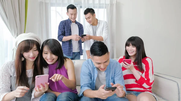 Jongeren Met Behulp Van Telefoons Gelukkig Lachend — Stockfoto