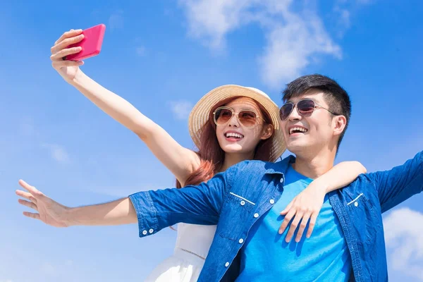 背景に青空で幸せカップル撮影 Selfie — ストック写真