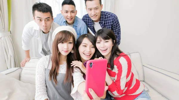 Jovens Tomando Selfie Feliz Casa — Fotografia de Stock