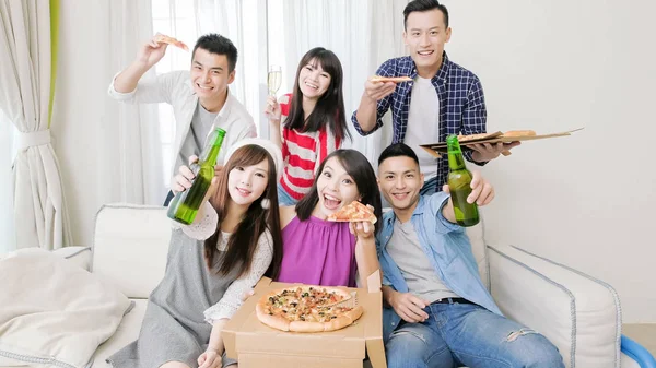 Mladí Lidé Jíst Pizzu Pití Piva Party — Stock fotografie