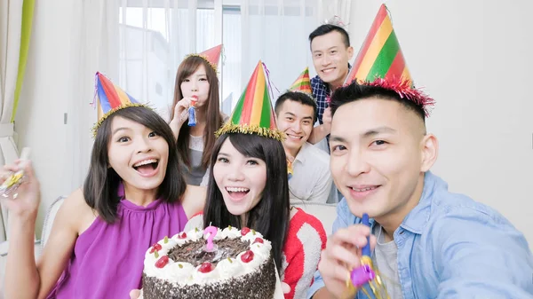Gente Sonriendo Felizmente Fiesta Cumpleaños Casa —  Fotos de Stock