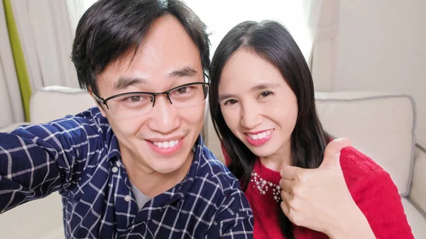 Usmívající Pár Pořizování Selfie Doma — Stock fotografie
