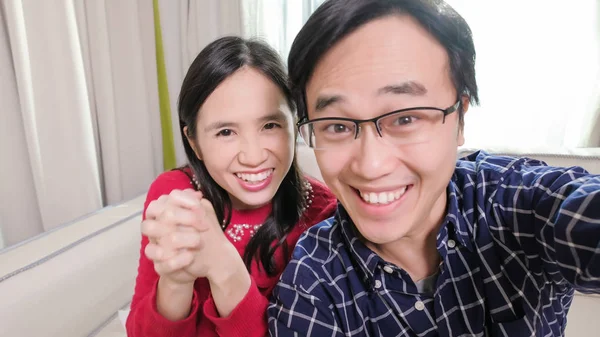 Para Uśmiechając Się Biorąc Selfie Domu — Zdjęcie stockowe