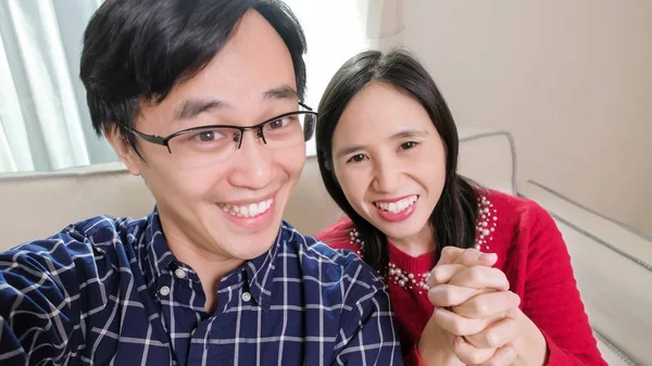 Usmívající Pár Pořizování Selfie Doma — Stock fotografie