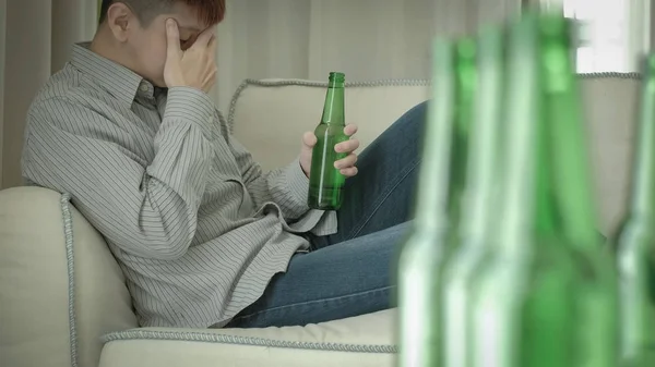 Homem Sentindo Depressão Alcoolismo Casa — Fotografia de Stock