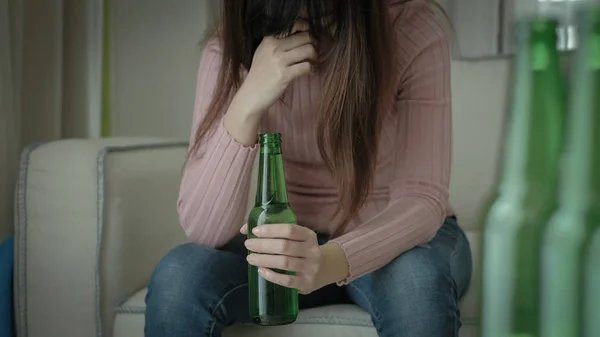 Mulher Sentindo Depressão Alcoolismo Casa — Fotografia de Stock