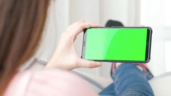 Mujer Con Teléfono Celular Con Pantalla Verde Casa — Foto de Stock