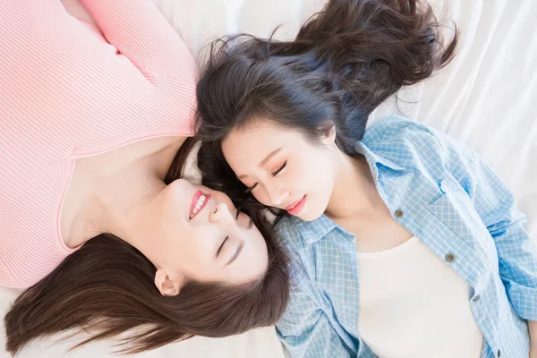 Zwei Schöne Frauen Die Glücklich Lächeln Und Auf Dem Bett — Stockfoto