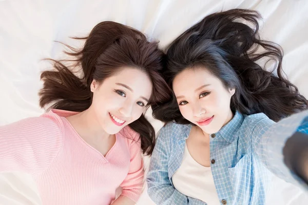 Dwie Kobiety Uroda Biorąc Selfie Szczęśliwie Łóżku — Zdjęcie stockowe