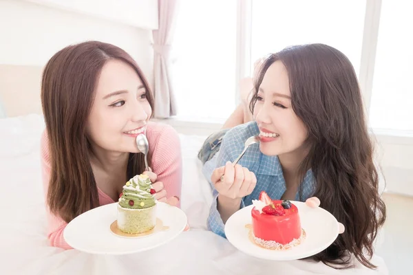 Дві Красиві Жінки Їдять Торти Ліжку — стокове фото
