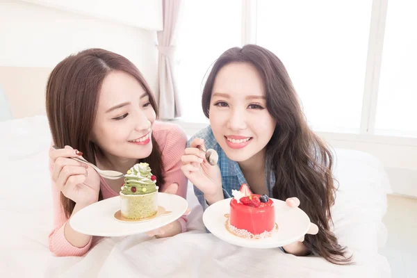 Дві Красиві Жінки Їдять Торти Ліжку — стокове фото