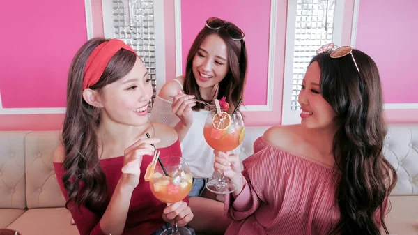 Mulheres Felizes Amigos Sentados Conversando Restaurante — Fotografia de Stock