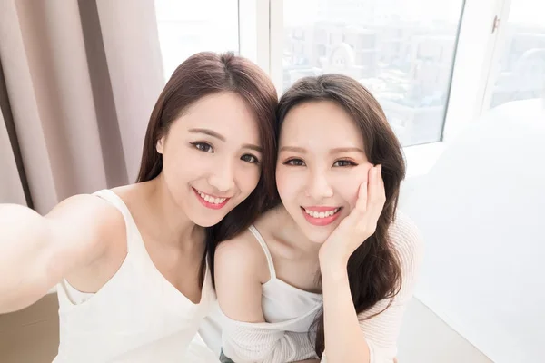 Duas Mulheres Bonitas Tomando Selfie Feliz Casa — Fotografia de Stock