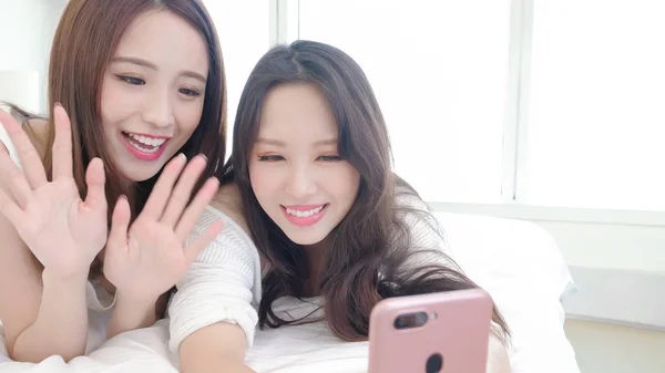 Dvě Ženy Užívající Selfie Šťastně Posteli — Stock fotografie