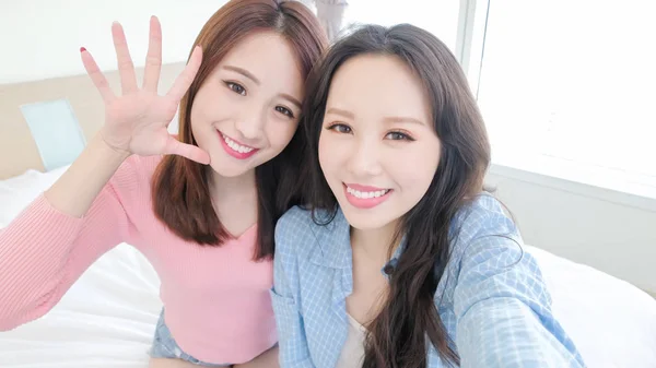 Dwie Kobiety Uroda Biorąc Selfie Szczęśliwie Łóżku — Zdjęcie stockowe