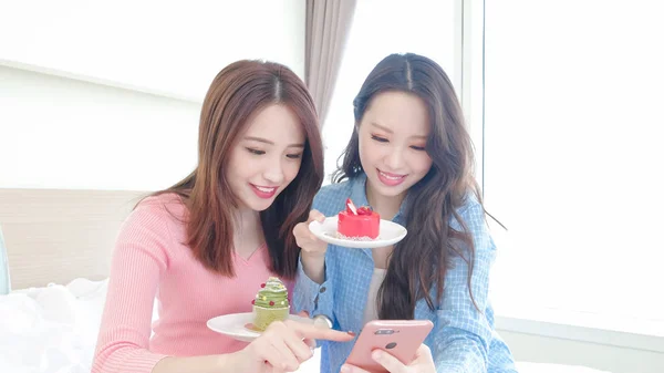 Дві Красиві Жінки Приймають Селфі Щасливо Їдять Торти Ліжку — стокове фото