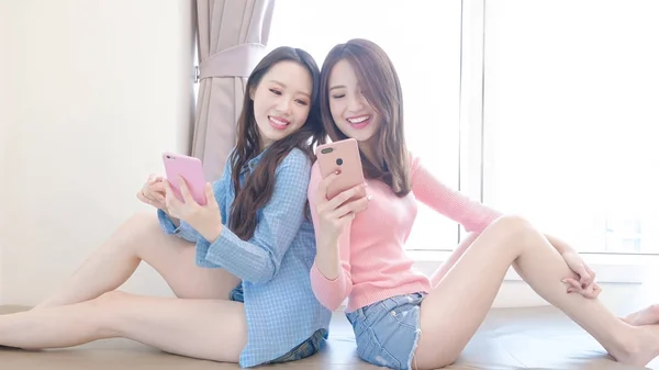Дві Красиві Жінки Використовують Телефони Щасливо Ліжку — стокове фото
