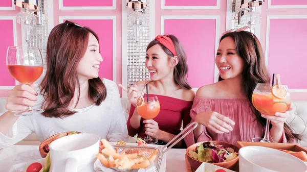 Mujeres Felices Amigos Sentados Charlando Restaurante —  Fotos de Stock