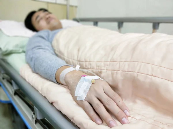 Homem paciente na cama do hospital — Fotografia de Stock