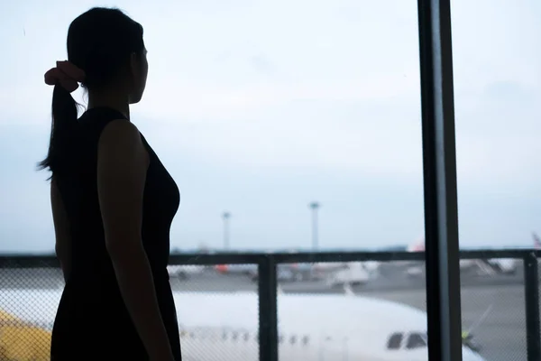 Frau am Flughafen — Stockfoto
