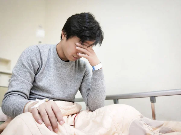 Cierpliwym człowiekiem na szpitalnym łóżku — Zdjęcie stockowe