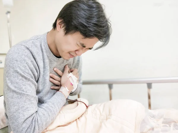 Hombre paciente en cama de hospital — Foto de Stock