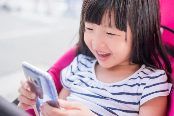 Fille à l'aide téléphone — Photo