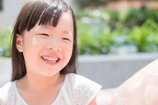 สาวน่ารัก ยิ้มอย่างมีความสุข — ภาพถ่ายสต็อก