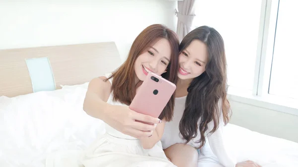 Deux femmes prenant selfie — Photo