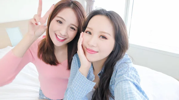 Två vackra kvinnor som tar selfie — Stockfoto